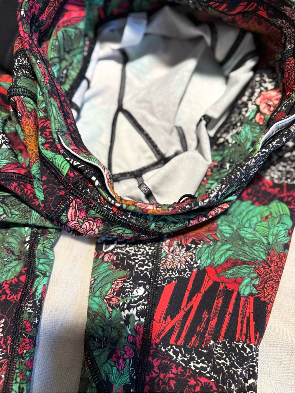 Lululemon Floral High-Rise Leggings - Bold Garden Print size 4 - Picture 8 of 8